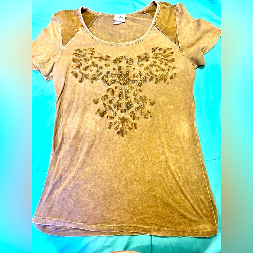 Woman’s DAYTRIP shirt.